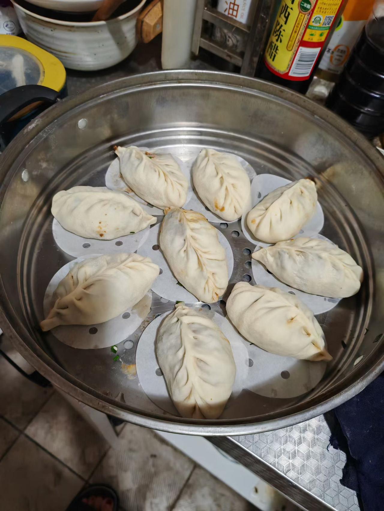 包着蒸饺的时候我就在琢磨，感觉这饭好像前不久才吃过。王先森一进门我就随口问他，昨