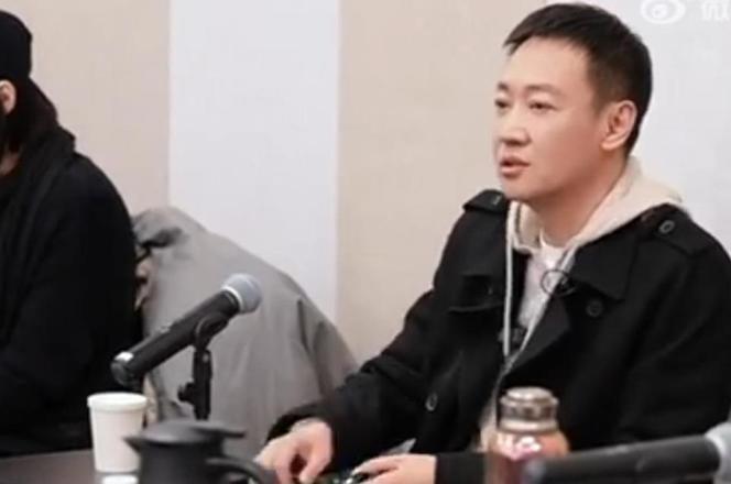 近日经典话剧《青蛇》新版发布会在北京举办，实力派演员辛柏青现身现场。他曾是原版中