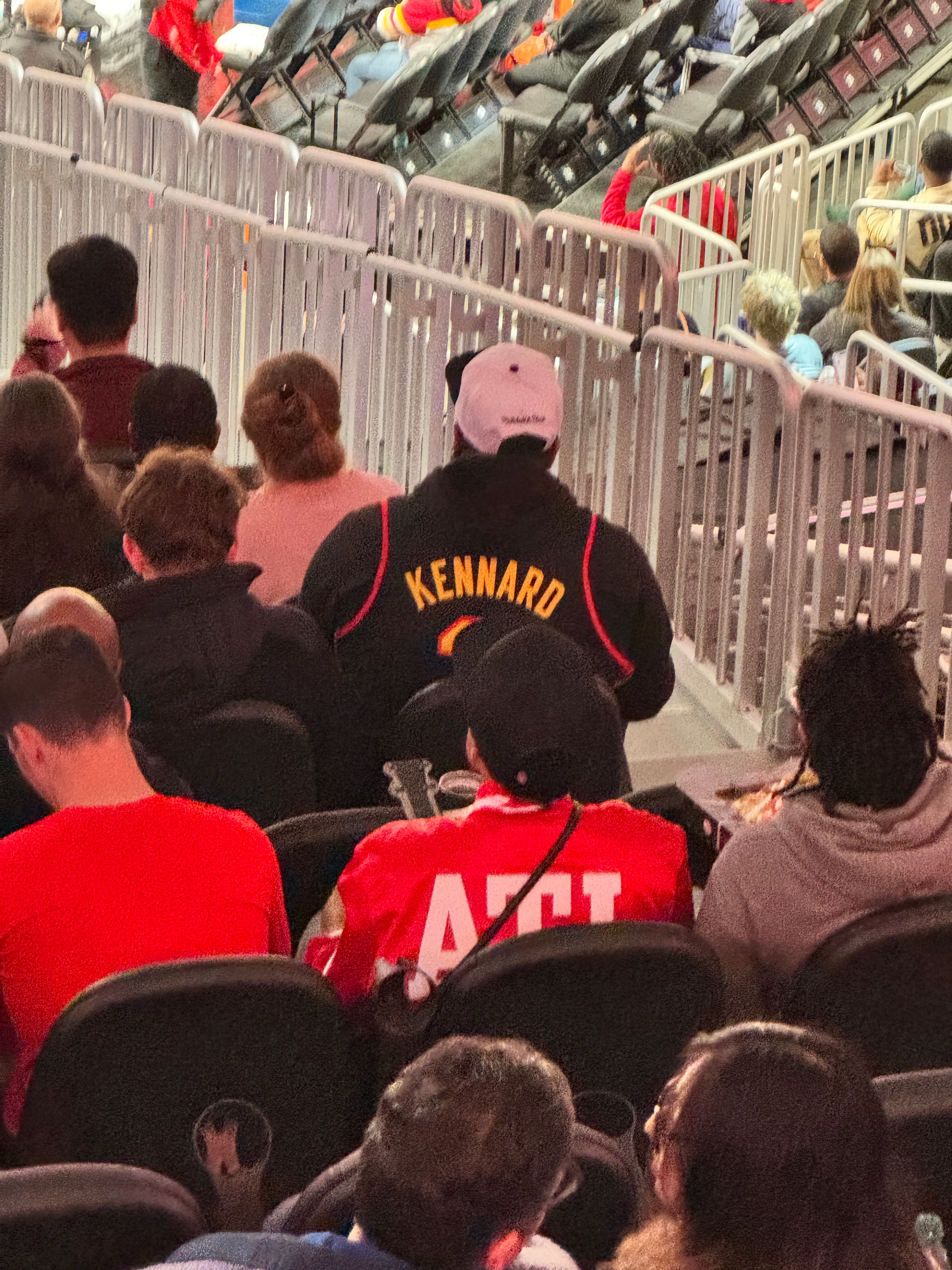 前方报道据我们今天到场的前方记者CK所说，现在只有一位老哥穿的是肯纳德的球衣。c