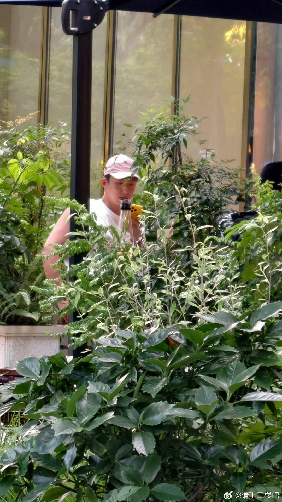 偶遇赤脚黄景瑜偶遇黄景瑜赤脚 有网友偶遇黄景瑜，发现他居然是赤脚，没想到还能看到