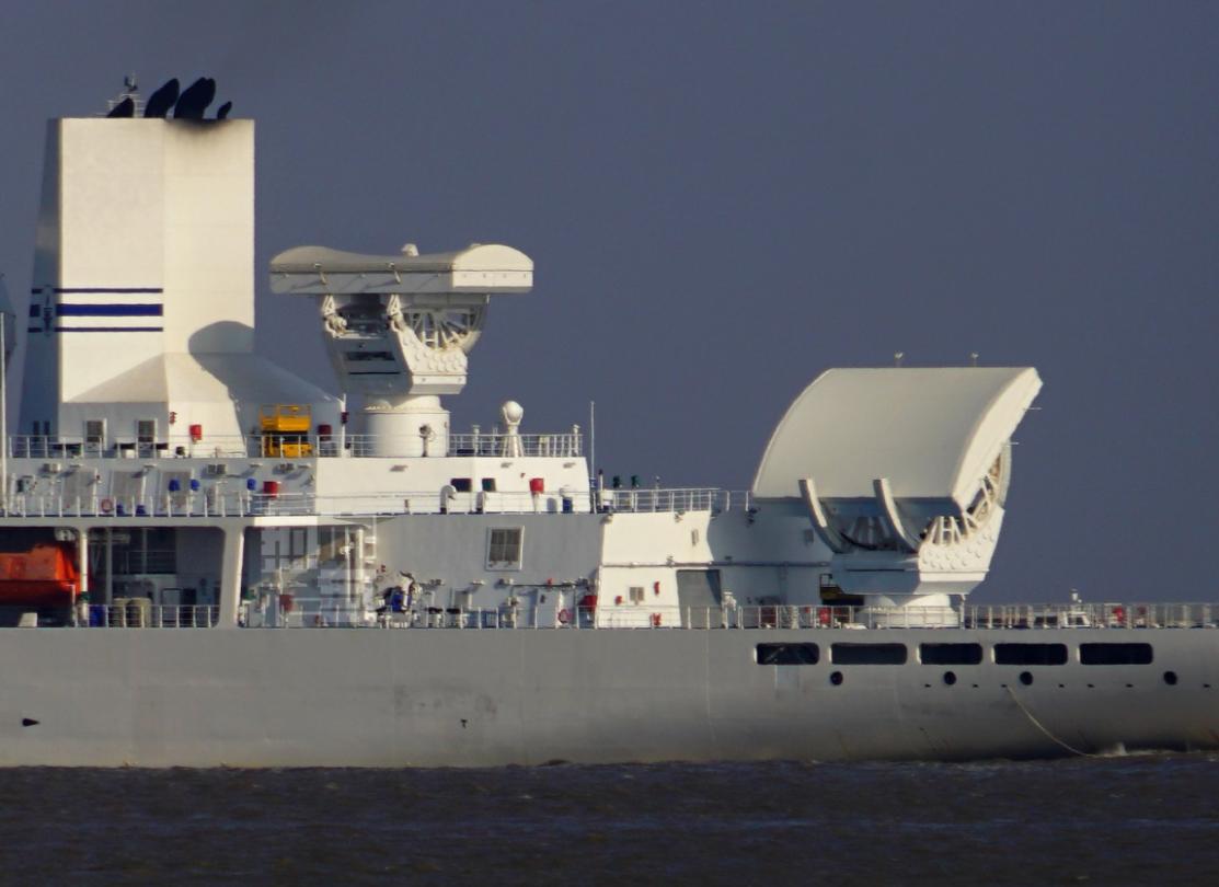 近观“ 瞭望-1”号上的大平板有源相控阵雷达（AESA）。
船上配备S波段和X波