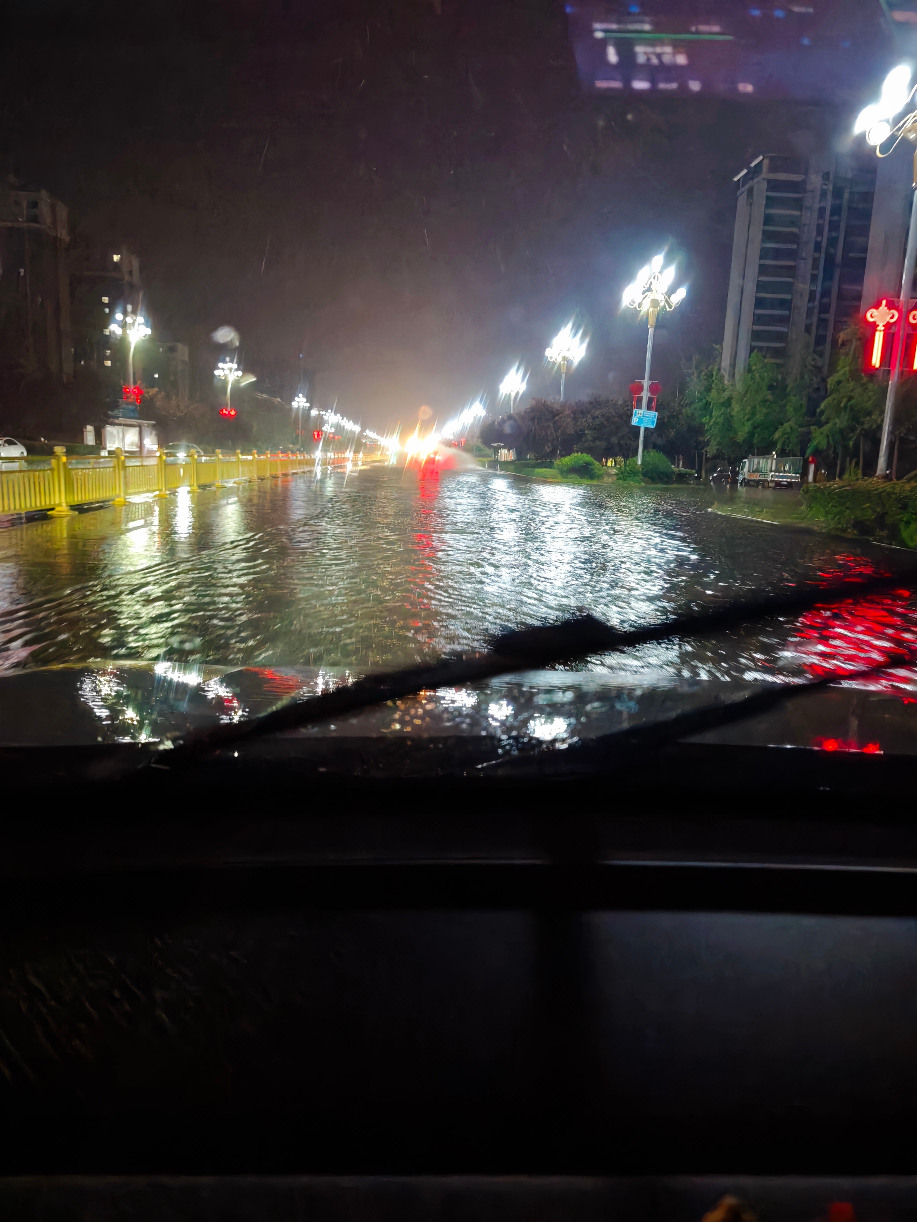 06月30日，雨脚如麻未断绝。一、知道雨大，晚上提前出门。奈何没注意踩水里去了，