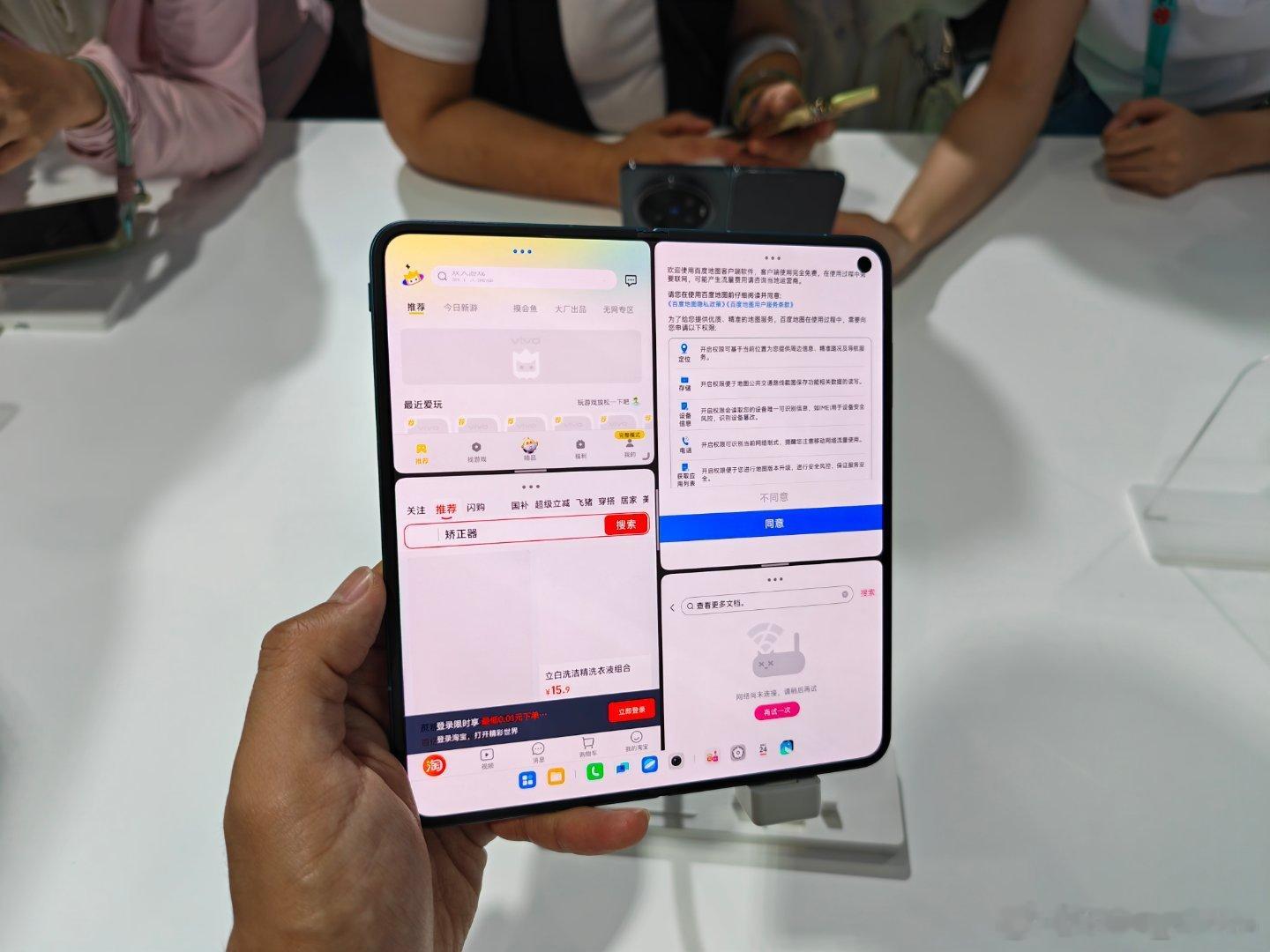MWCS 2026现场实拍vivo展台人气很高，大批访客排队上手体验vivo X