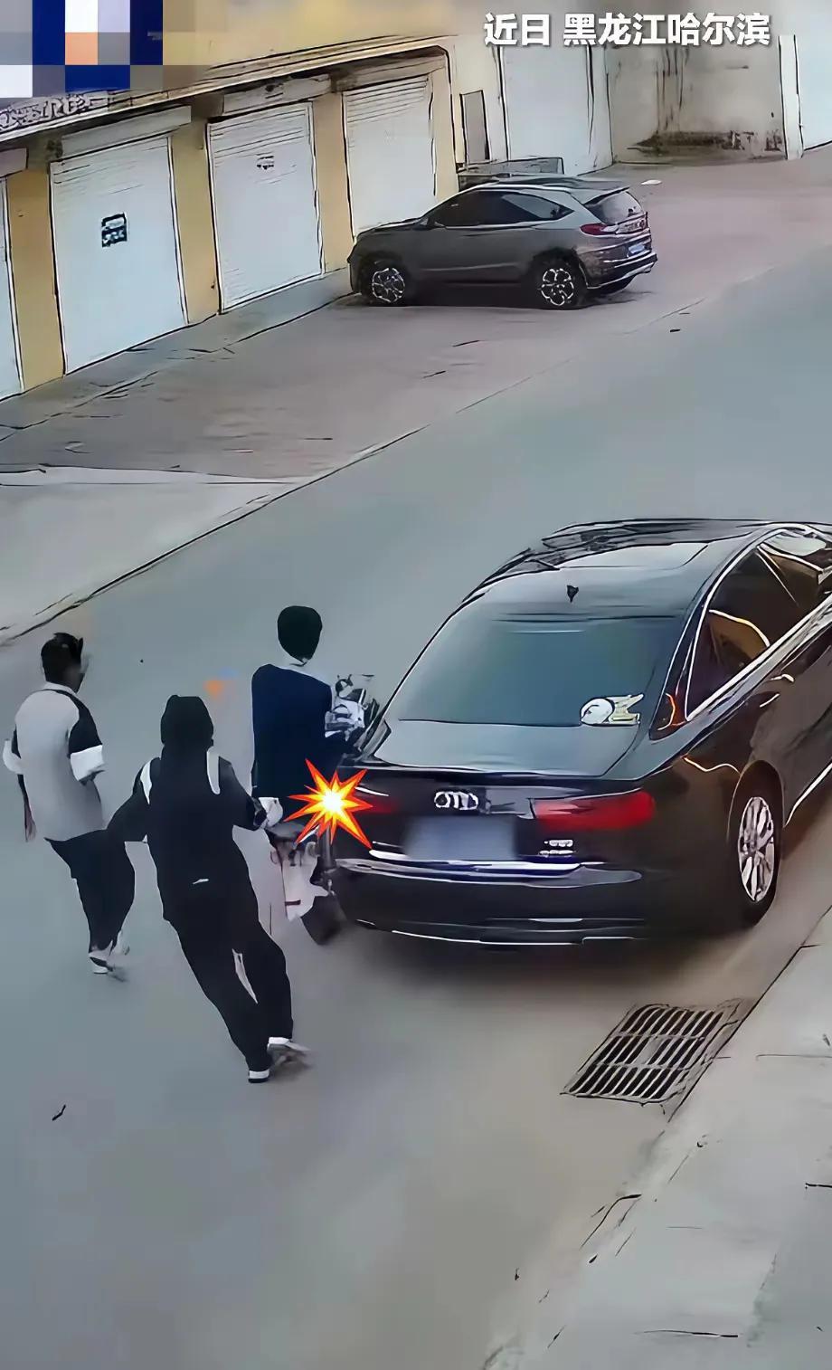 哈尔滨这几个中学生和一位车主火了，几个穿校服的哈尔滨中学生在路上玩闹，其中一个孩