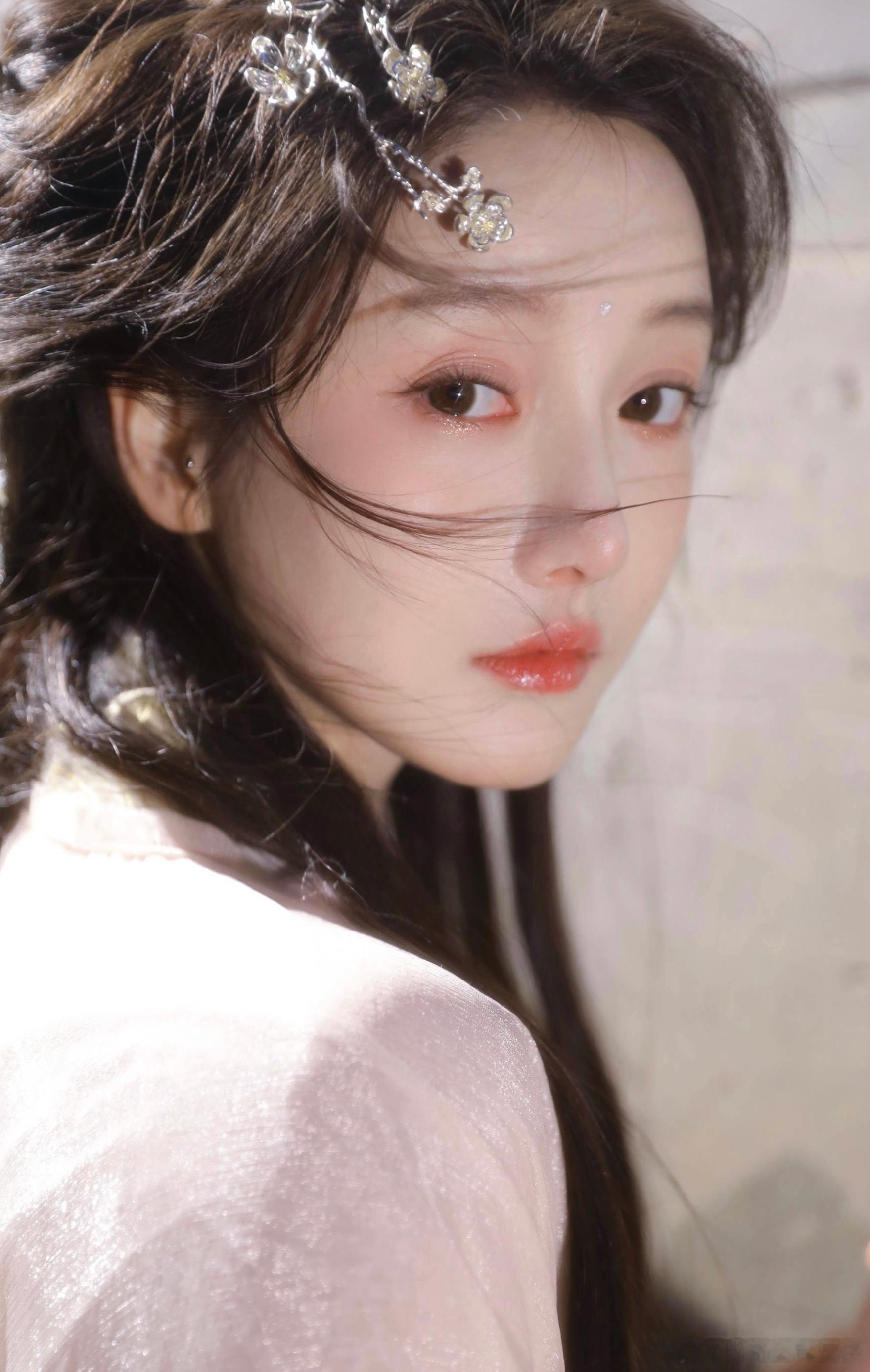 谁还没被姜贞羽美到啊，拍照状态绝了，舒展又轻盈，太有感觉了。 