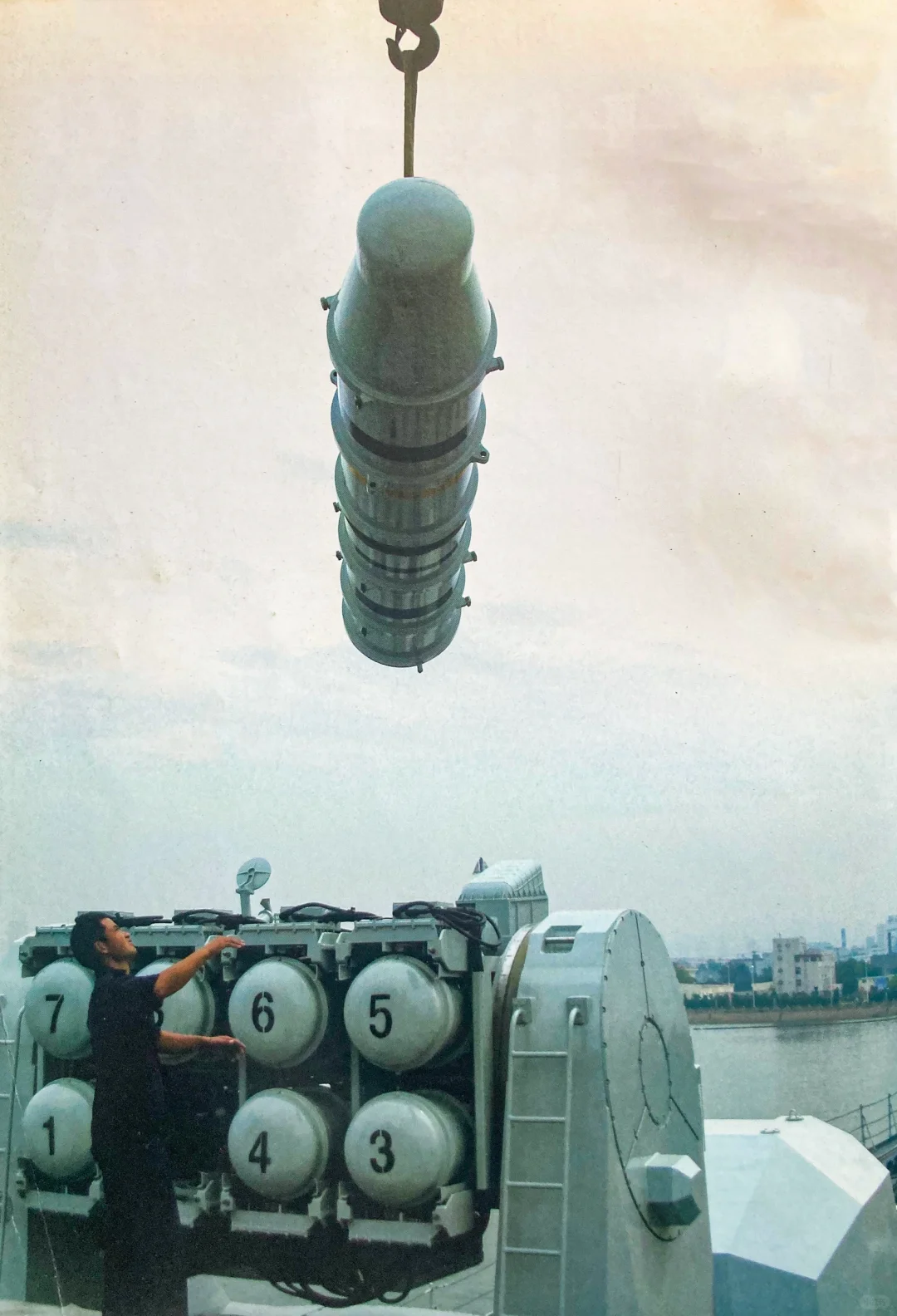 防空导弹装填