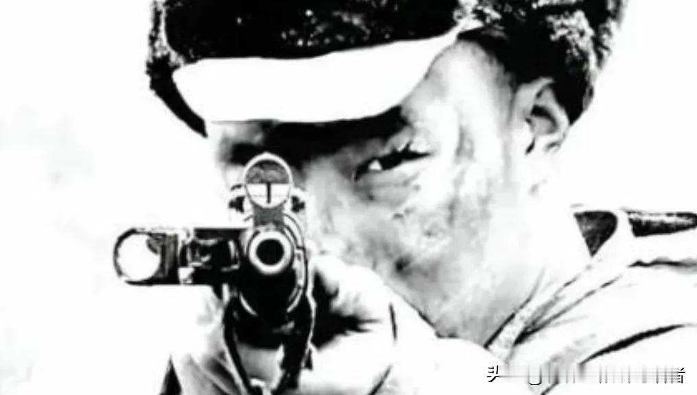 1953年，一位美国顶尖狙击手击中了一名志愿军战士，那人应声倒地，坠入战壕，然而