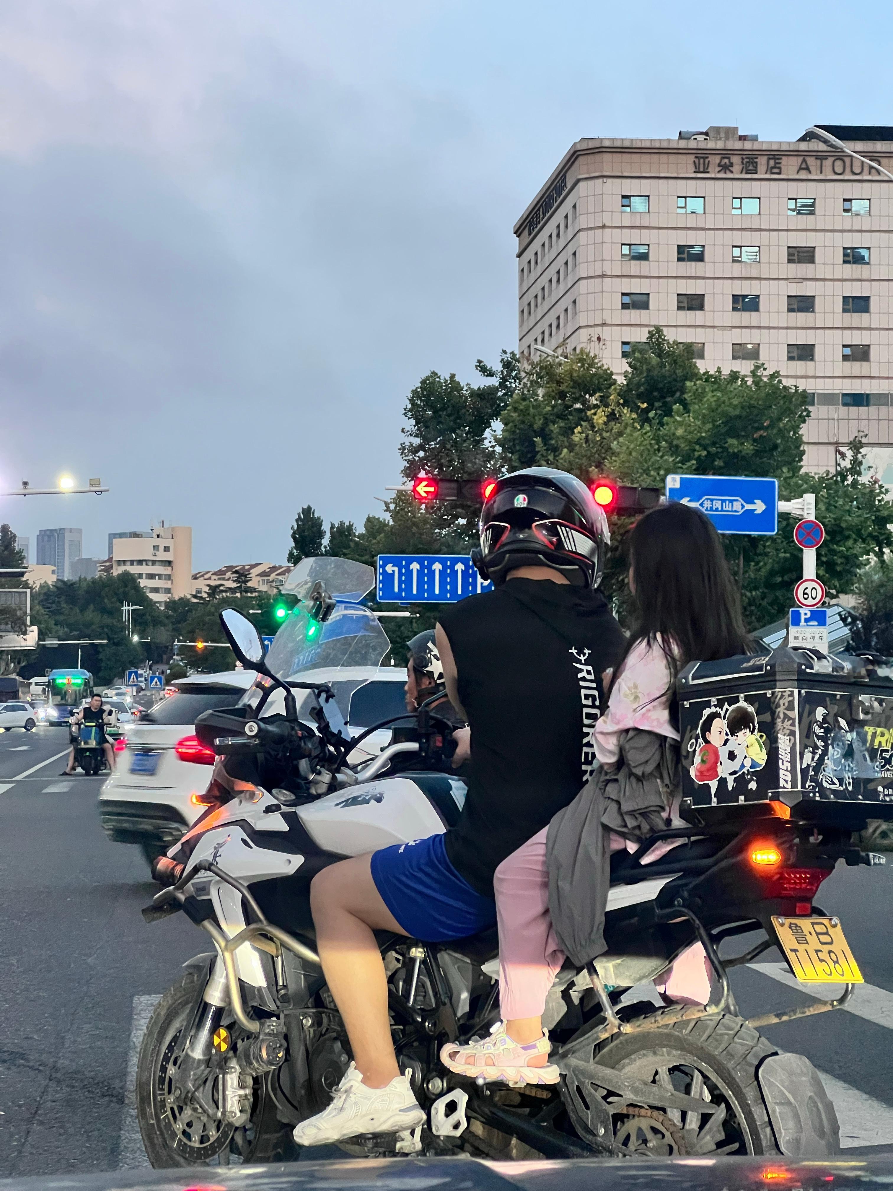 骑摩托给自己戴着头盔，不给后座的小朋友戴上，你这家长怎么当的[疑问] ​​​