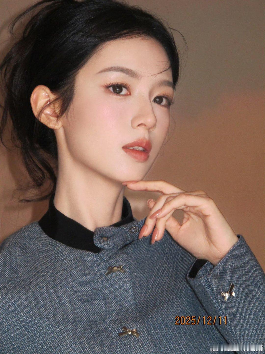 王亚飞给周也化的千金贵女妆周也今天迪奥的妆是王亚飞老师化的千金贵女妆，妆如其人，