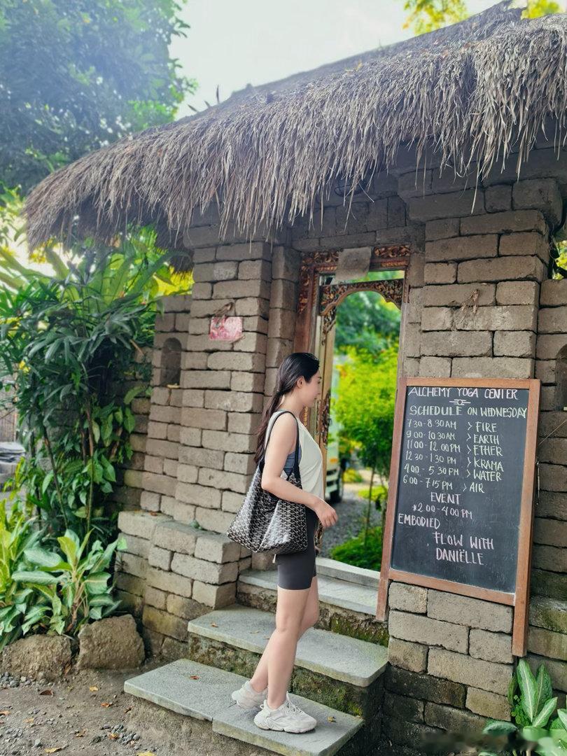 来Alchemy Yoga上课。我有一种朋克养生哲学。泡面是要吃的，瑜伽也是要练