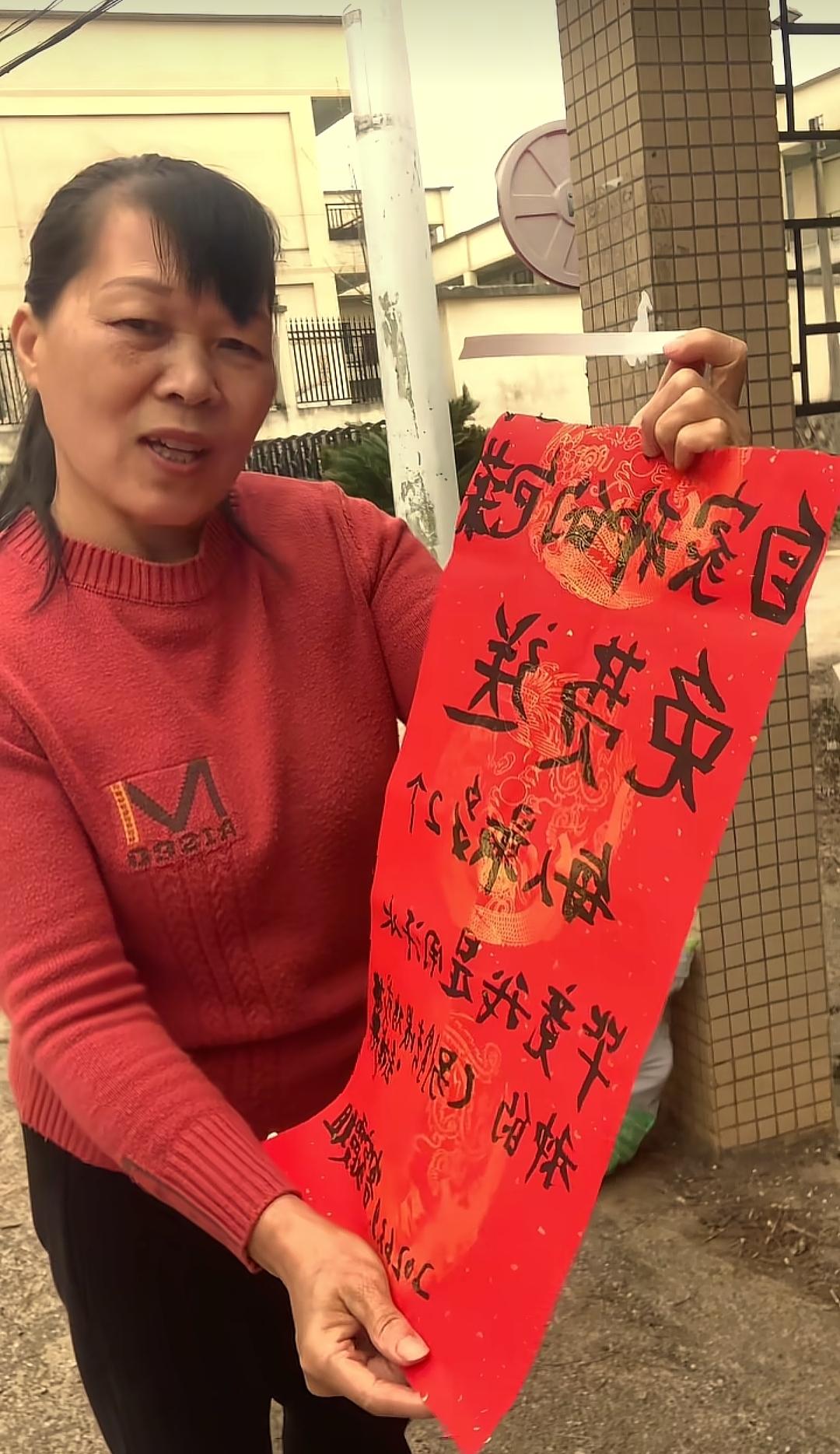 太善良了！广东河源，一大姐将自家种的包菜堆在了马路边，本以为她要摆摊售卖，结果大