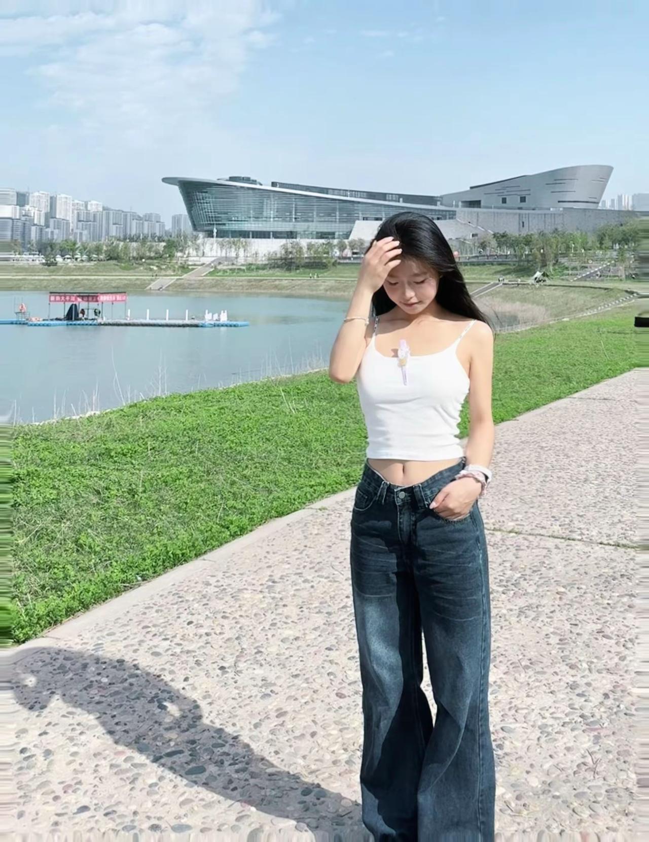 夏日清新穿搭，绿意盎然，漫步在现代建筑旁，感受城市的宁静与美好。 自然清新穿搭 