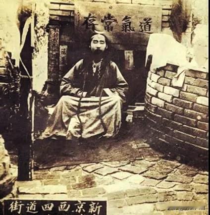 1911年，道士王梦惺为尽孝道，于母亲坟前搭建草屋结庐守孝。守孝期间他清心苦修，