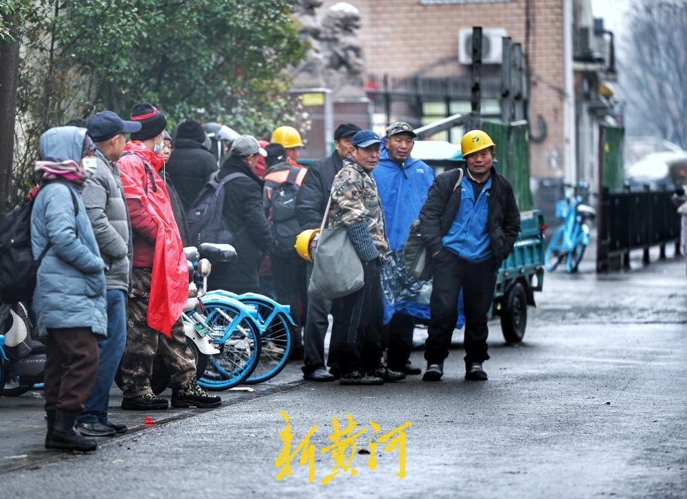 雨雪不误寻工，一大早济南这处劳务市场门前已有不少务工人员！3月2日清晨，天刚蒙蒙