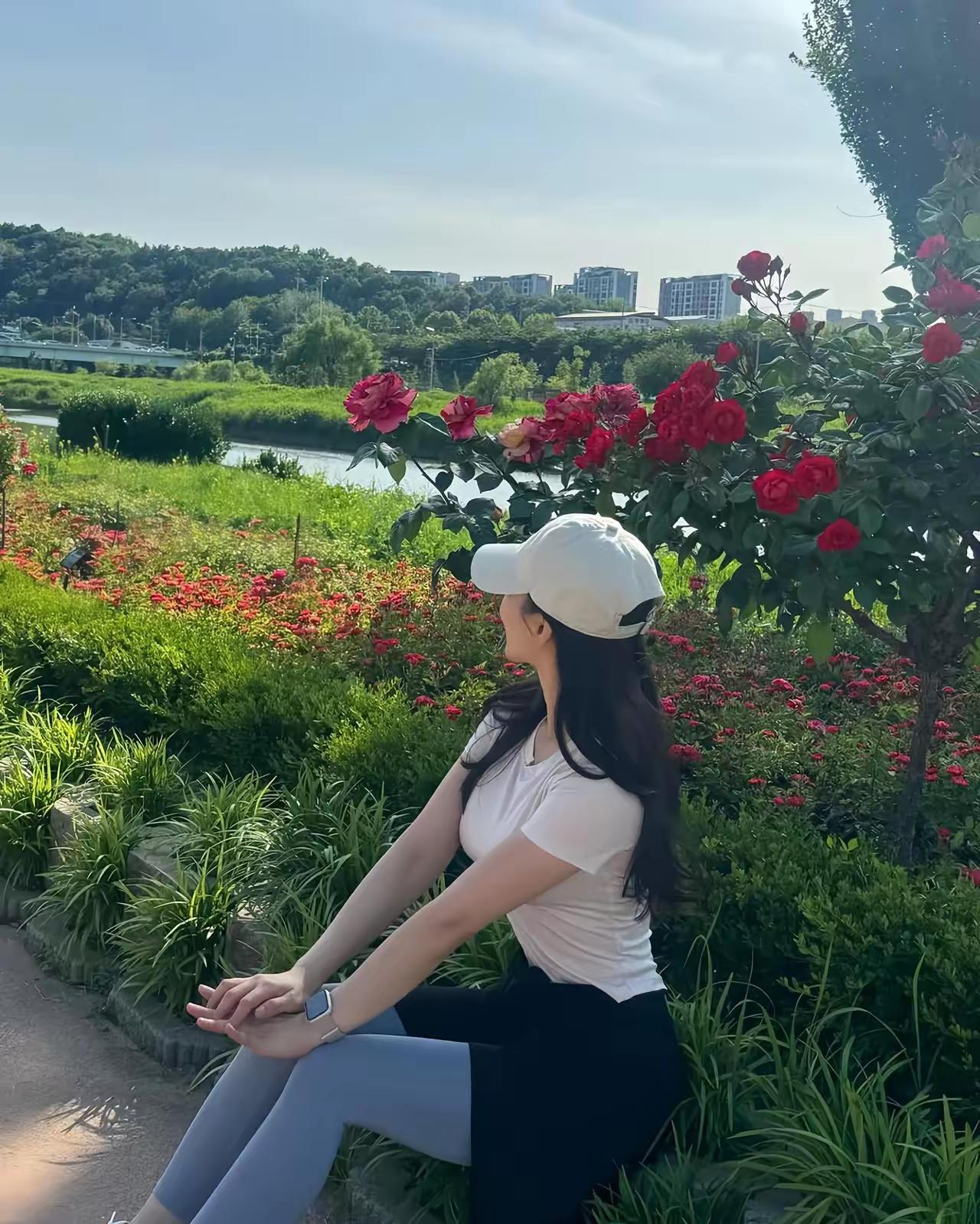 在阳光明媚的公园里，与自然亲密接触，享受美好时光。🌸🌿🌞