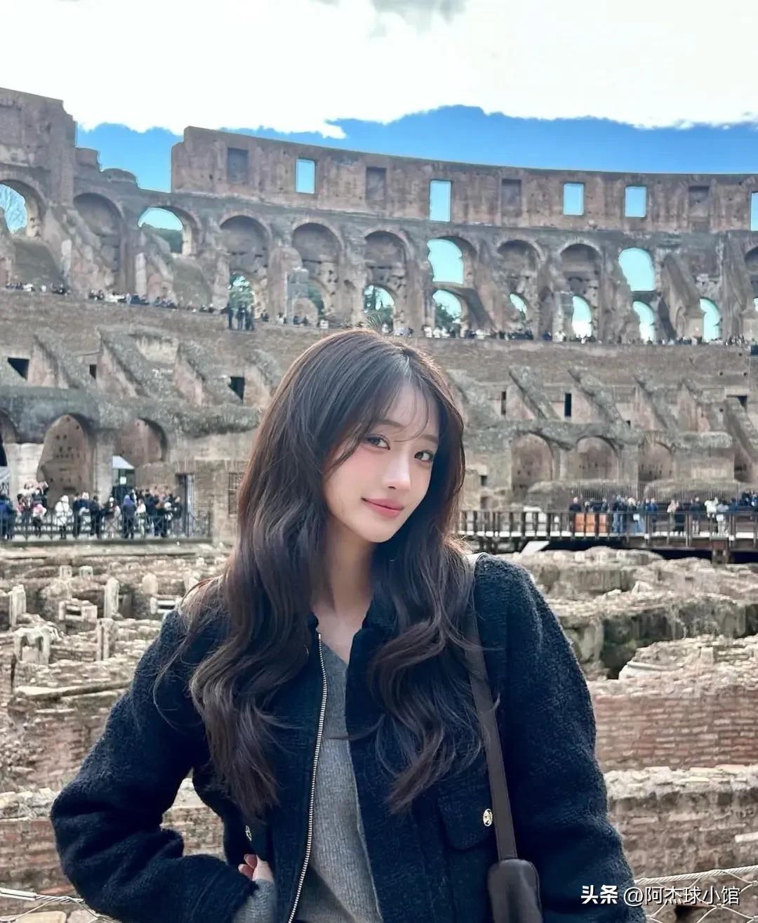 甜美的笑容，完美的身材，青春靓丽，理想型女友，奈何我实力不允许得到她。