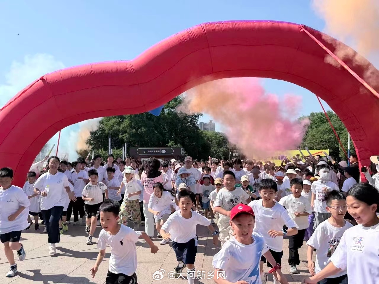 枣院学子开展暑期社会实践【榴花伴跑东湖畔 缤纷悦动少年心】  2026年暑期，枣