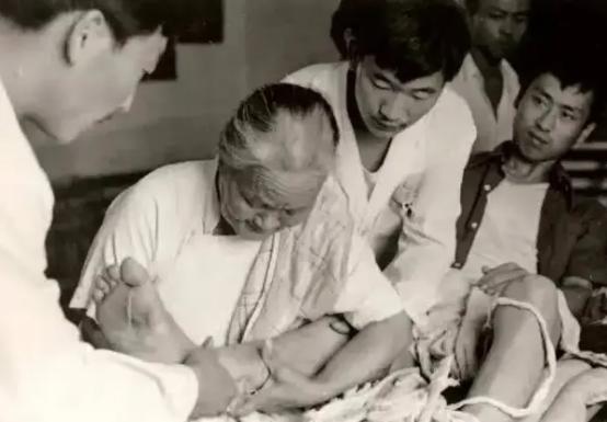 1956年，邓颖超因为腰伤严重卧床不起，找了许多名医都没治好，这时周总理想起了一