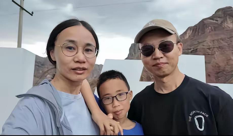 照片中这位爸爸，已经彻底崩溃了！一家三口满怀欢喜，远赴新疆自驾旅游，结果遇到突发
