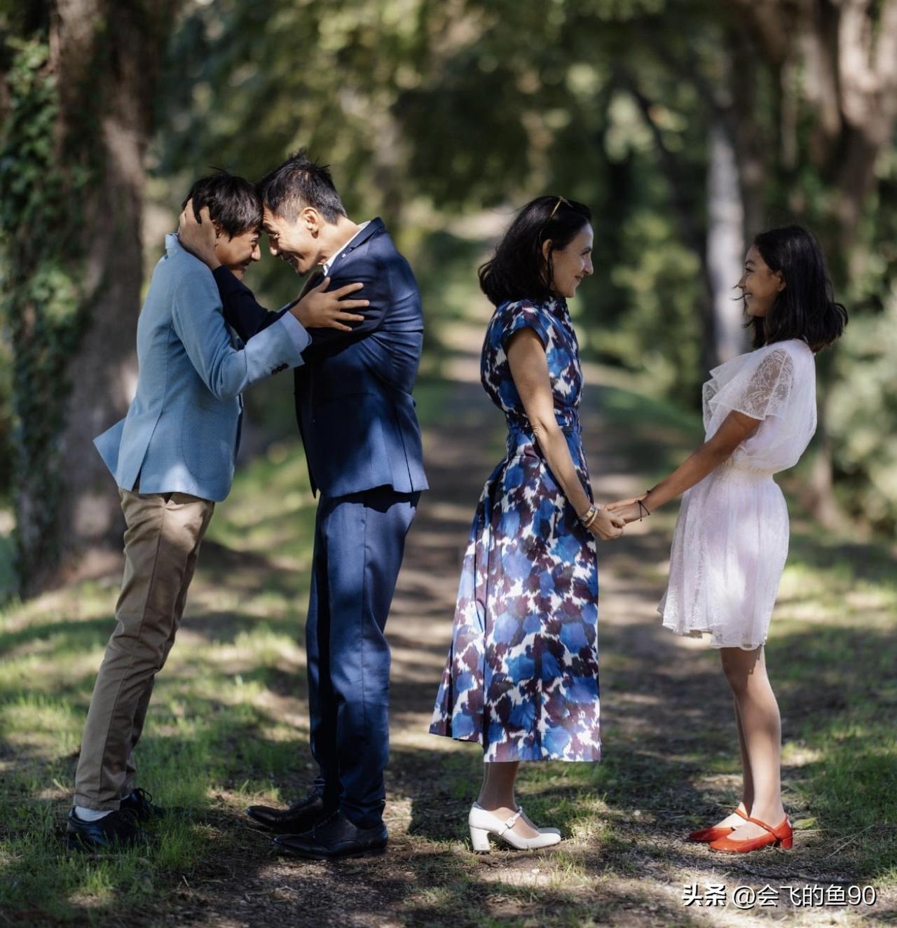 刘烨今天晒生日全家福，让全网都羡慕！今天是刘烨47岁的生日，一家四口整整齐齐，在