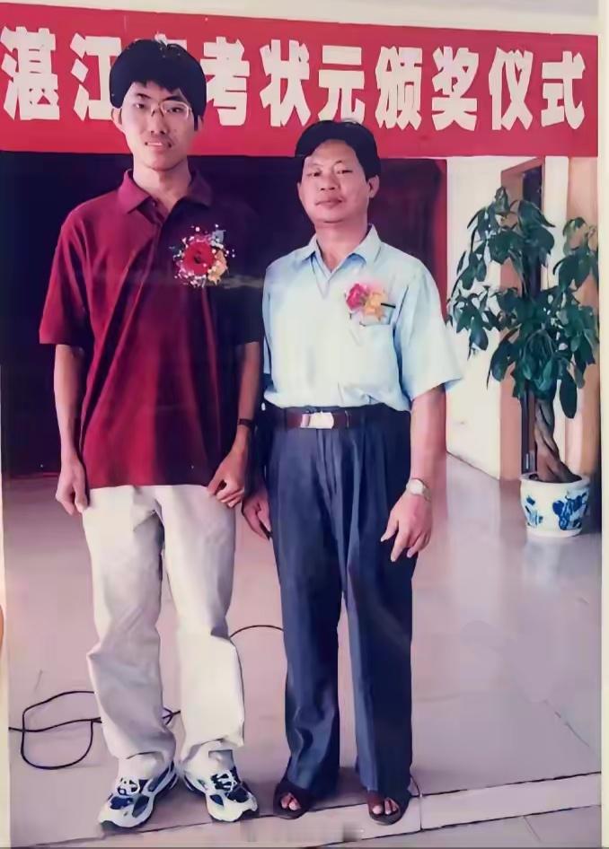 2002年，当年湛江的“高考状元”梁文峰。后来DeepSeek席卷世界，充分证明