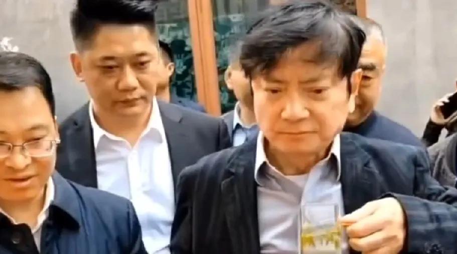 刚去查了郑强，
 
不查不知道，一查真的被狠狠戳到了！

（阅读前请点个赞，点个