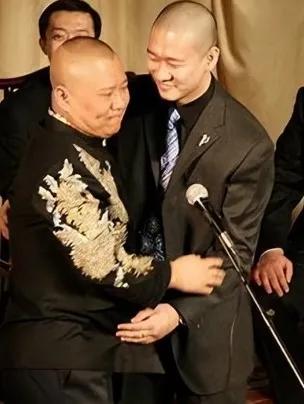 曹云金真的说慌了！
一，曹云金口口声声说被打压十年，可是他在北京有大别墅，有豪车