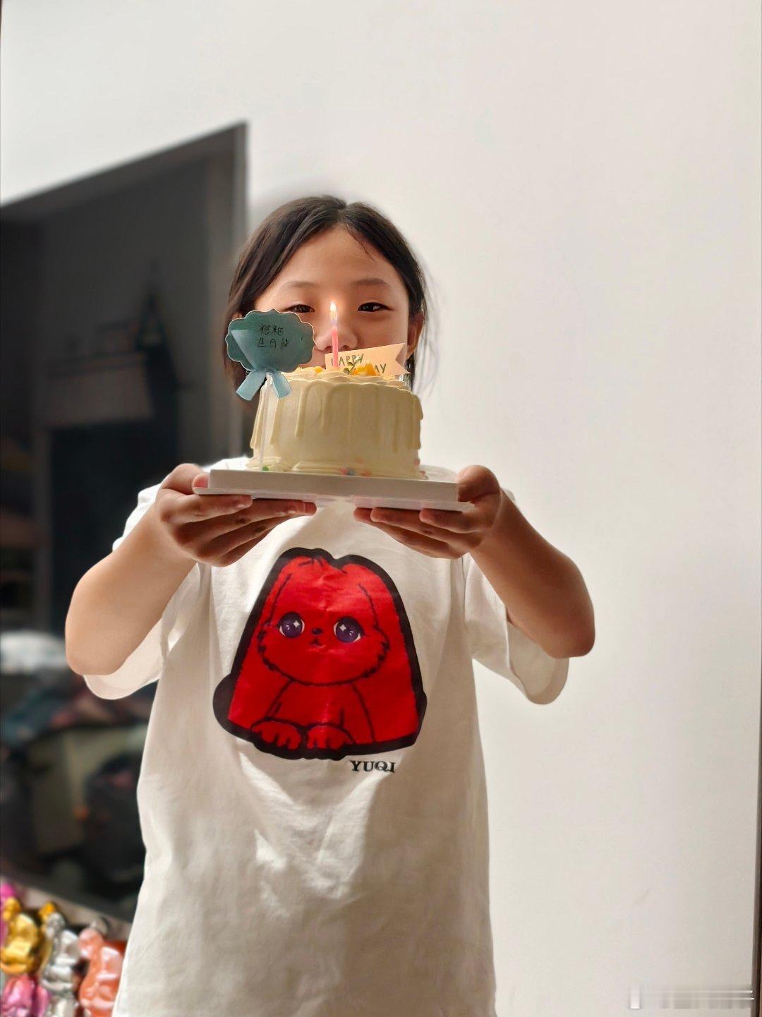 今天是我农历生日，小公举还贴心的给我准备了蛋糕和生日红包，虽然我从来不过生日，但