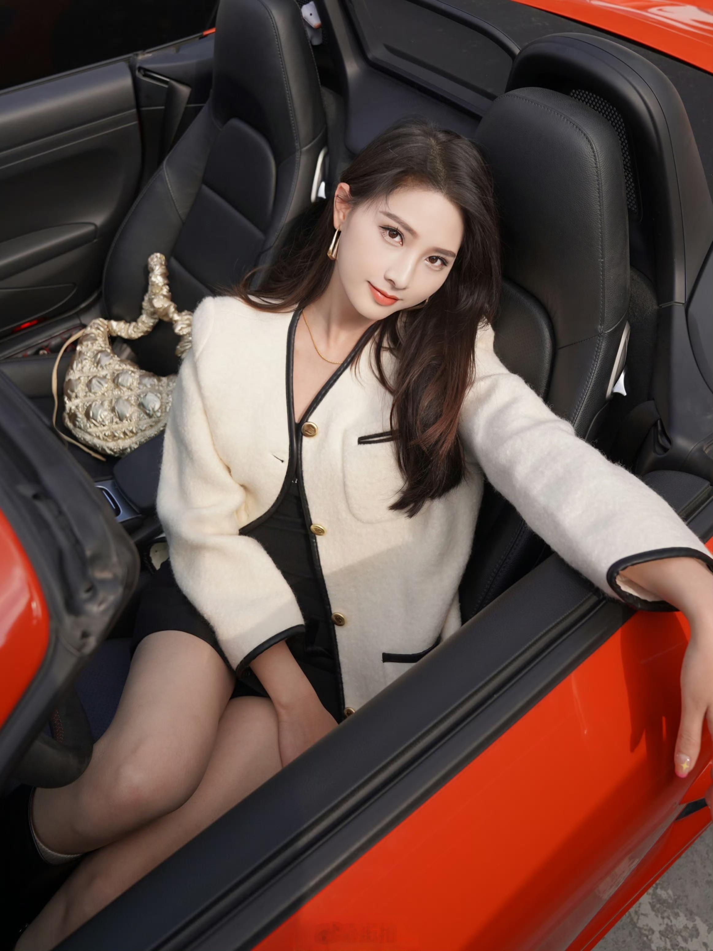 开跑车的小姐姐 ​​​