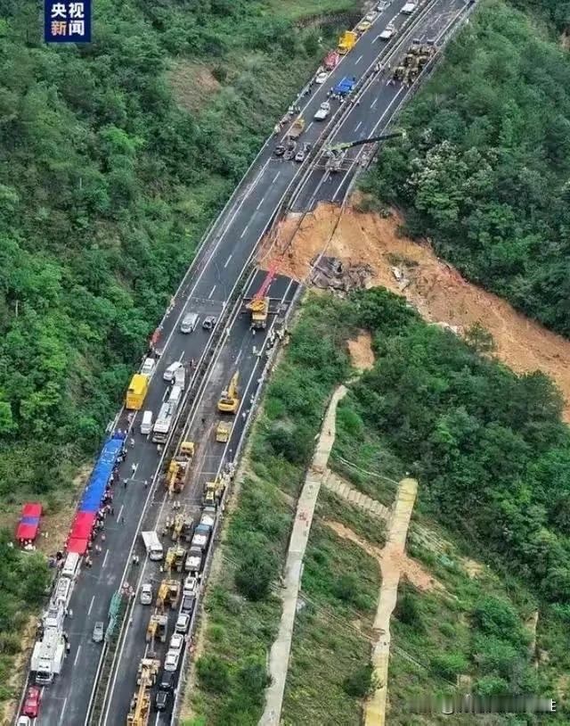 梅龙高速公路塌陷事故，一家五口遇难，让人觉得恐怖而心痛。据介绍这家人包括车主夫妇