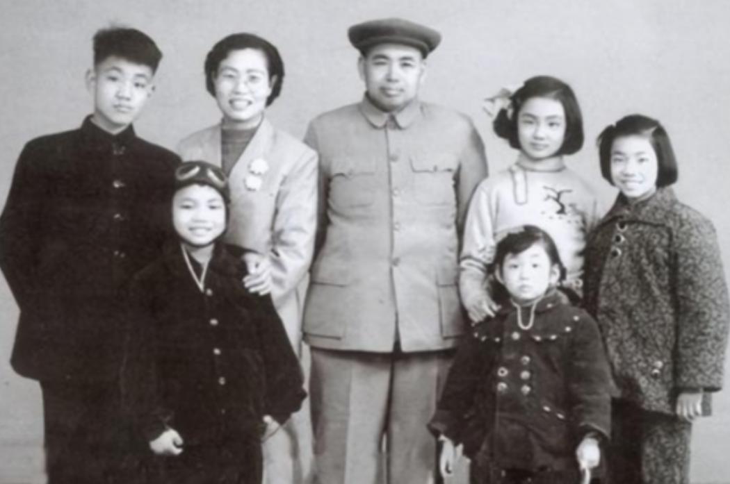 1985年，开国上将许世友刚下葬，61岁的夫人田普转身就带着行李去了北京。儿子许