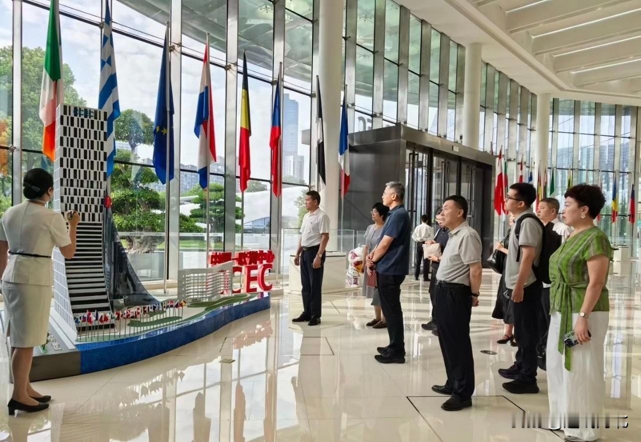 考察团与中国欧洲经济技术合作协会成都办事处深入座谈，推介正定自贸区区位、产业、政