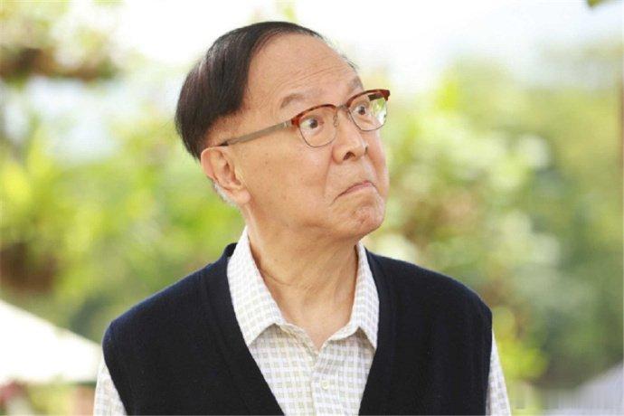 演员钟景辉去世李力持悼念钟景辉 6月3日，香港演员、导演、戏剧大师钟景辉在睡梦中