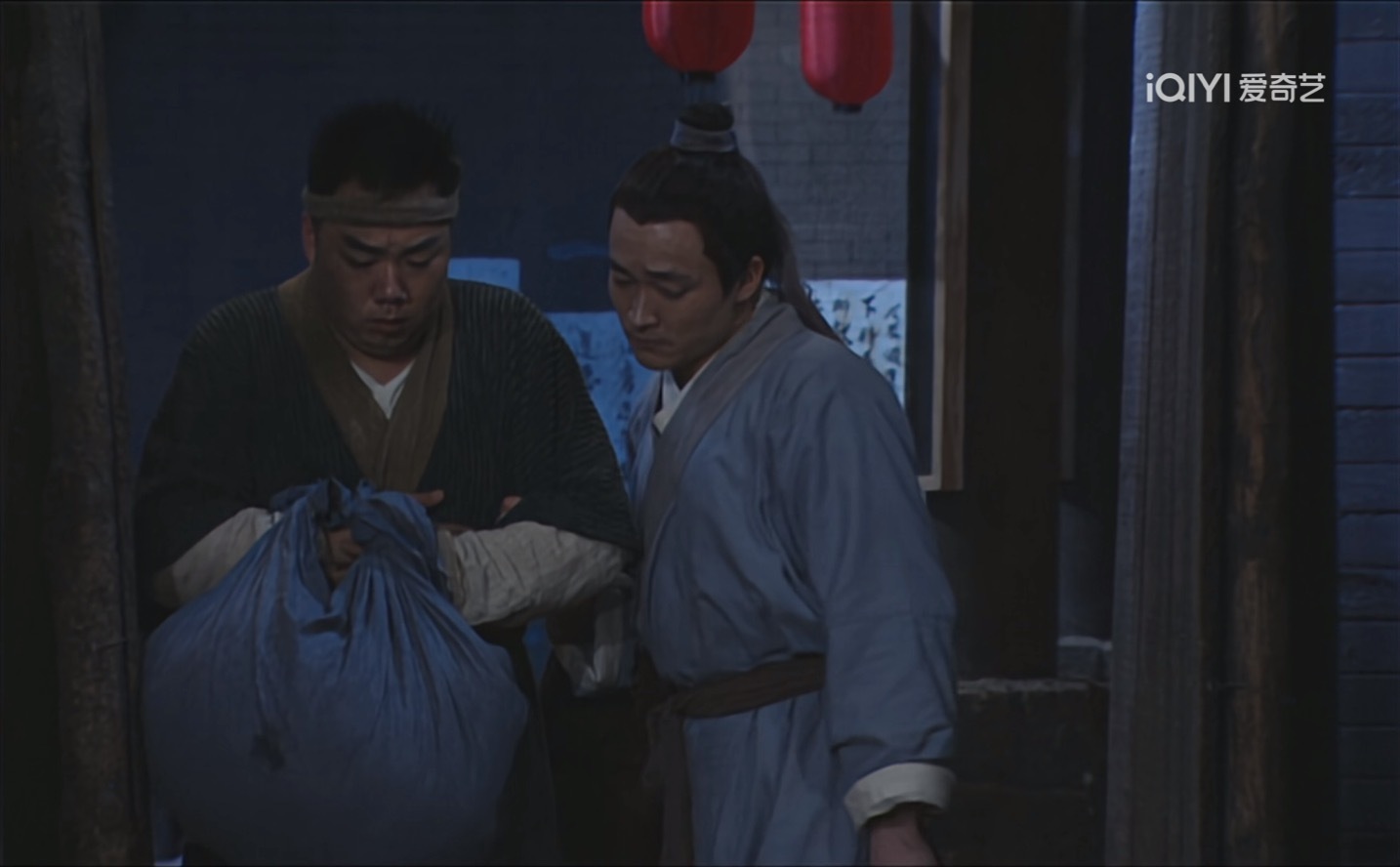 《我为湘玉存大钱》第23集在所有人都知道老白就是盗圣后，李大嘴和秀才两个人嚷嚷的