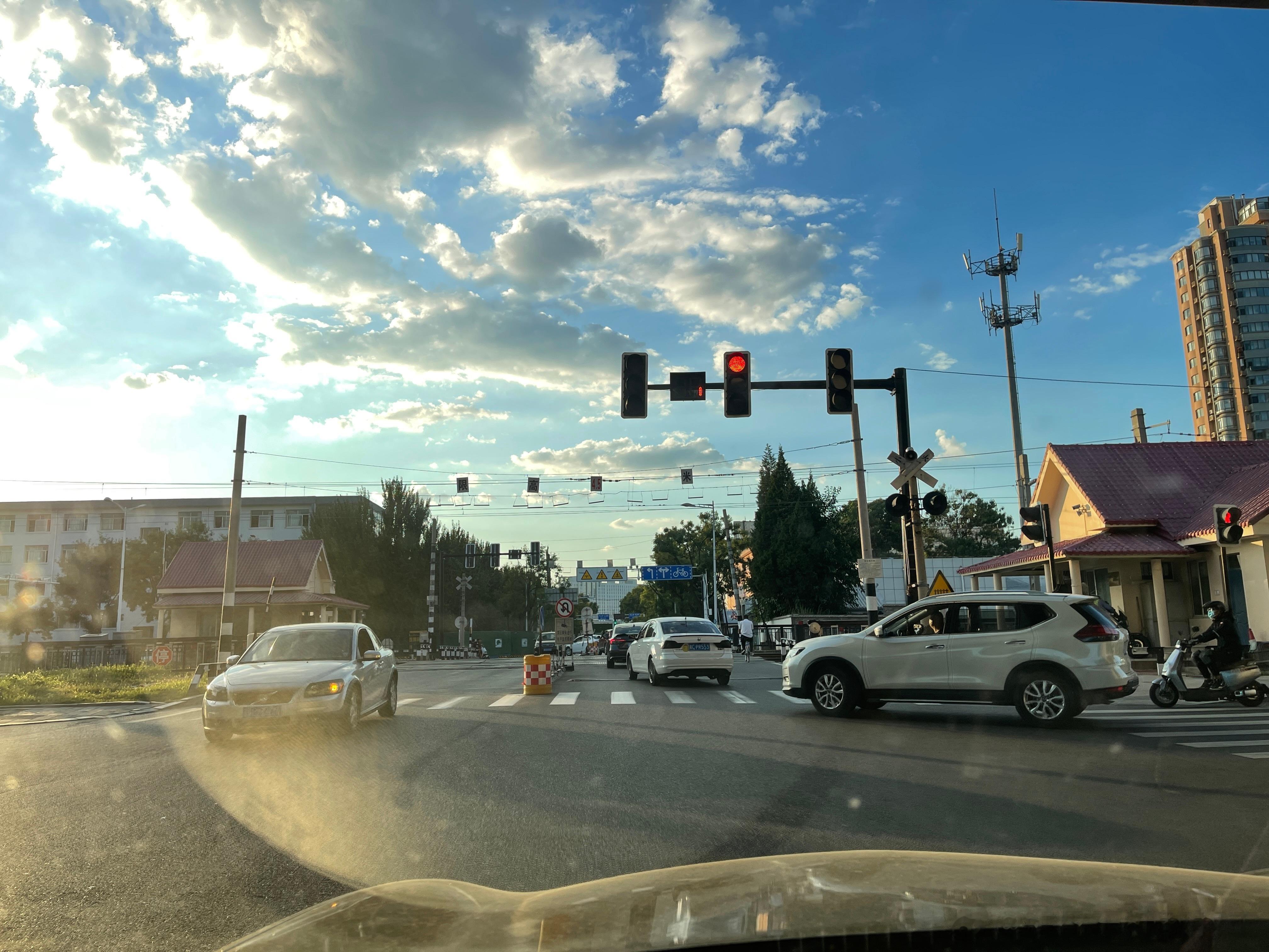 这感觉真好啊，铁路口就是童年的味道。  ​​​