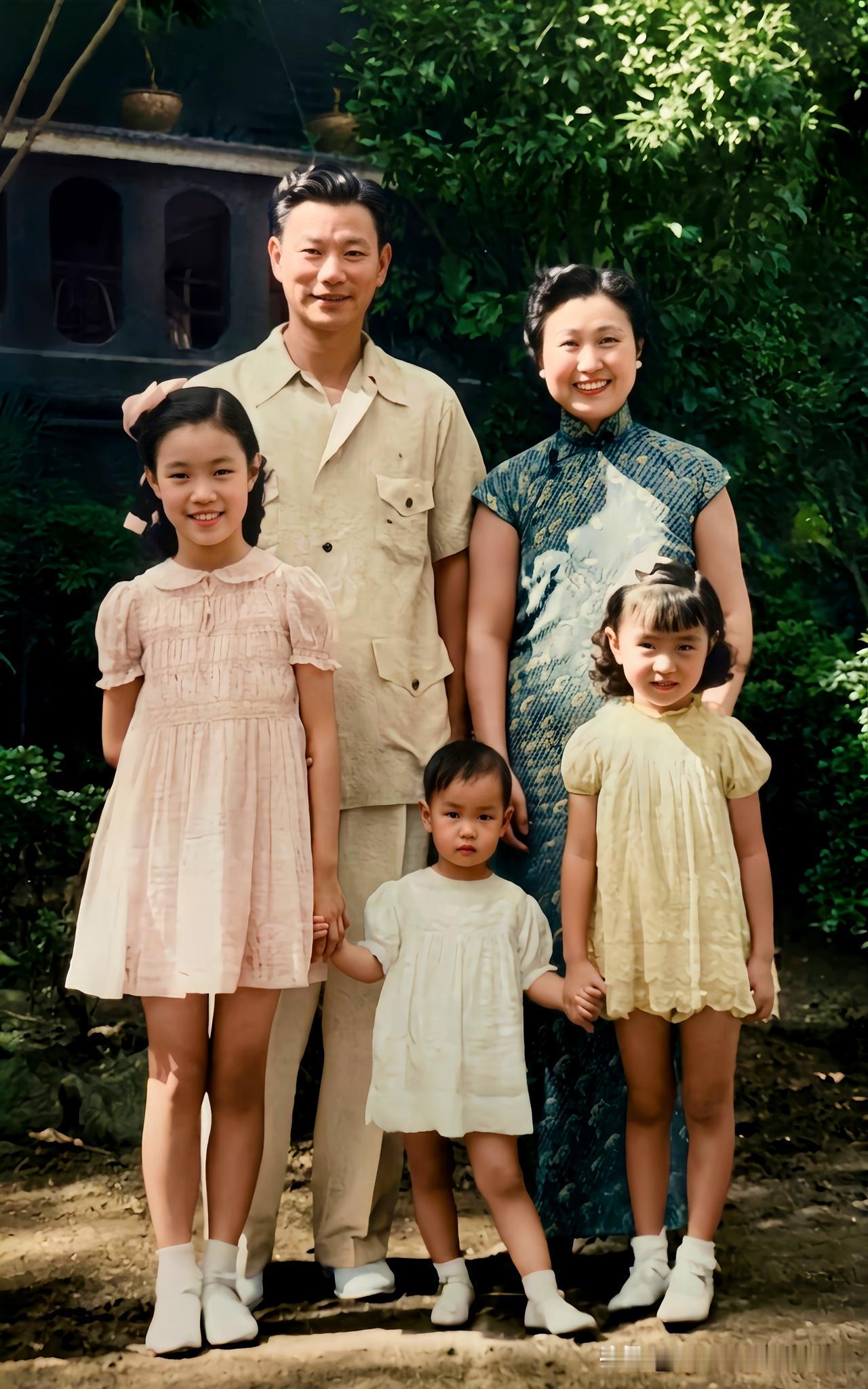 这是1938年严幼韵与她的第一任丈夫杨光泩和三个女儿在菲律宾留下的一张合影老照片