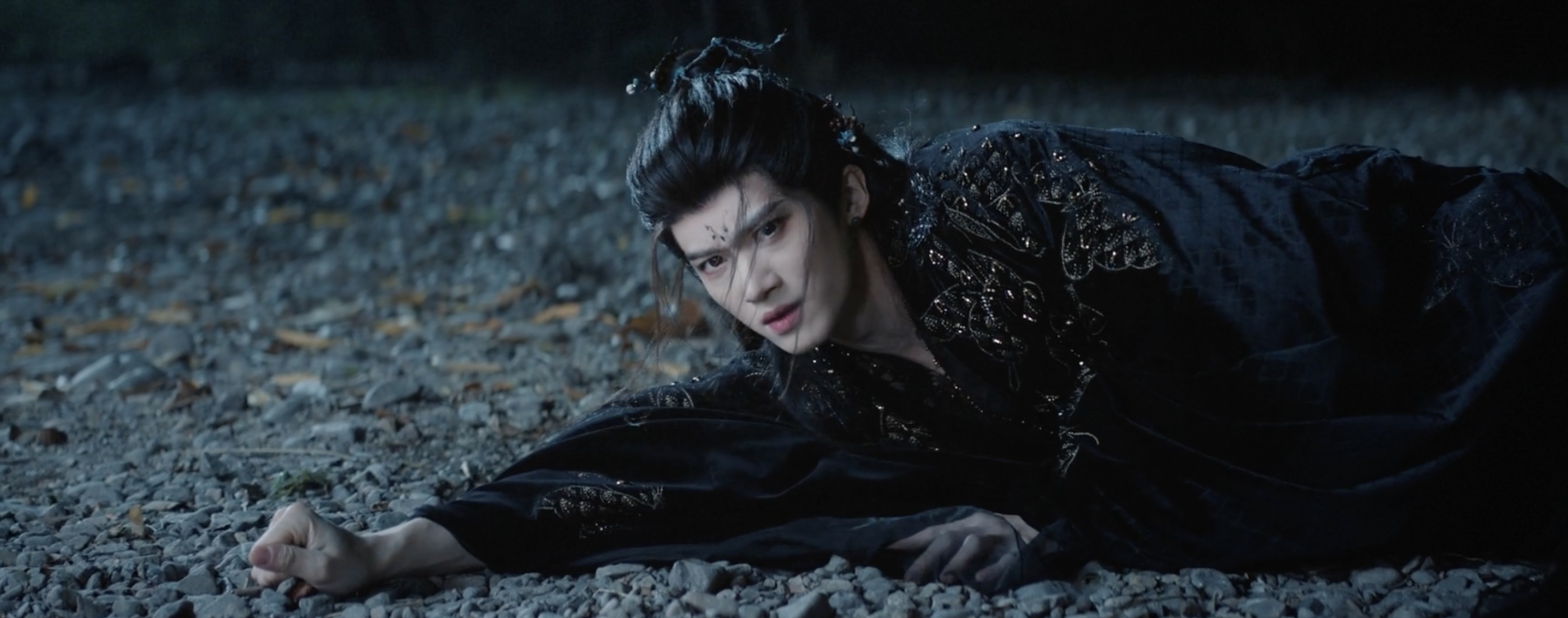 闫桉月鳞绮纪打戏闫桉月鳞绮纪出场 闫桉演的月鳞绮纪是真实存在的美吗？出场那瞬间，