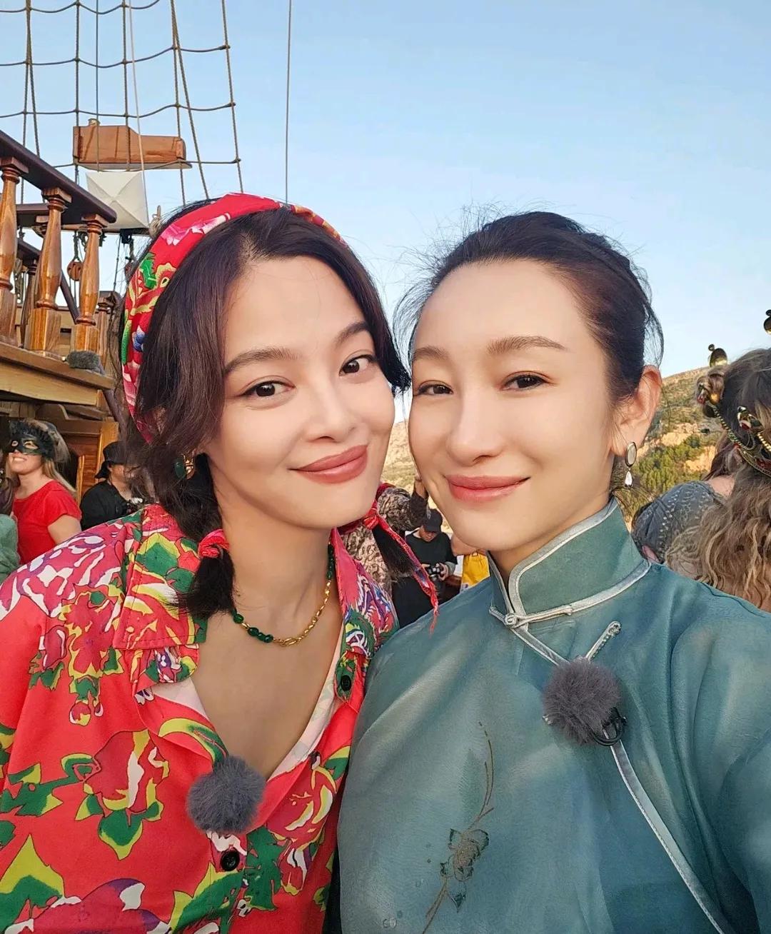辛芷蕾秦海璐同框
一个穿着大花，一个穿着古风
感觉特别的有个性
给我们演绎了不一
