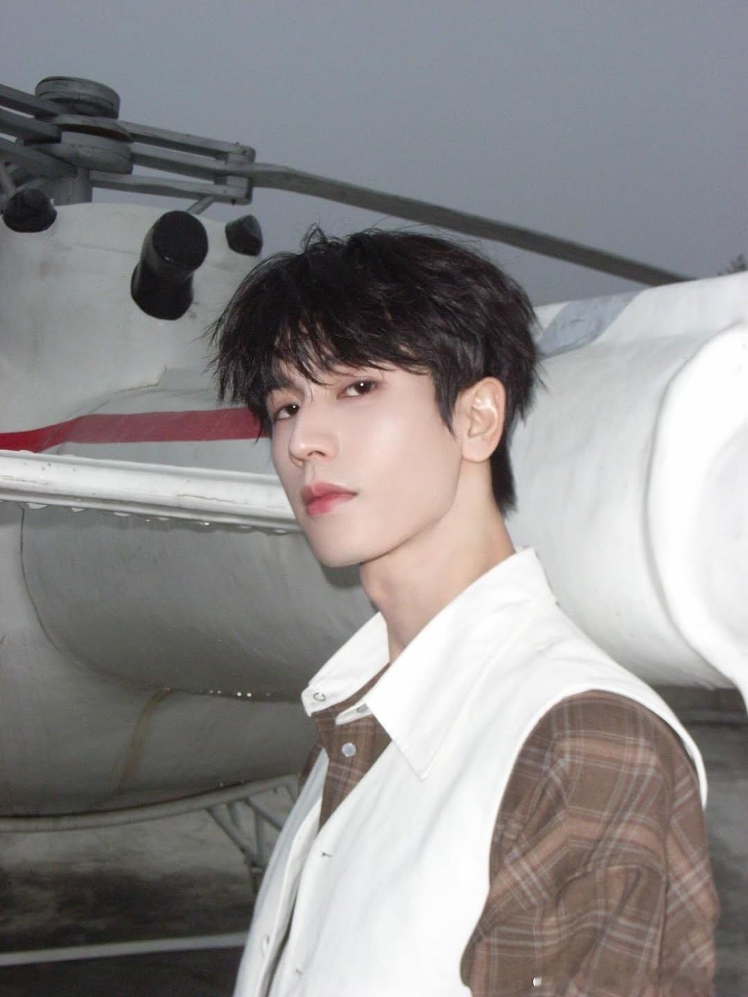 张凌赫ins更新，感觉是自家有飞机的贵公子 