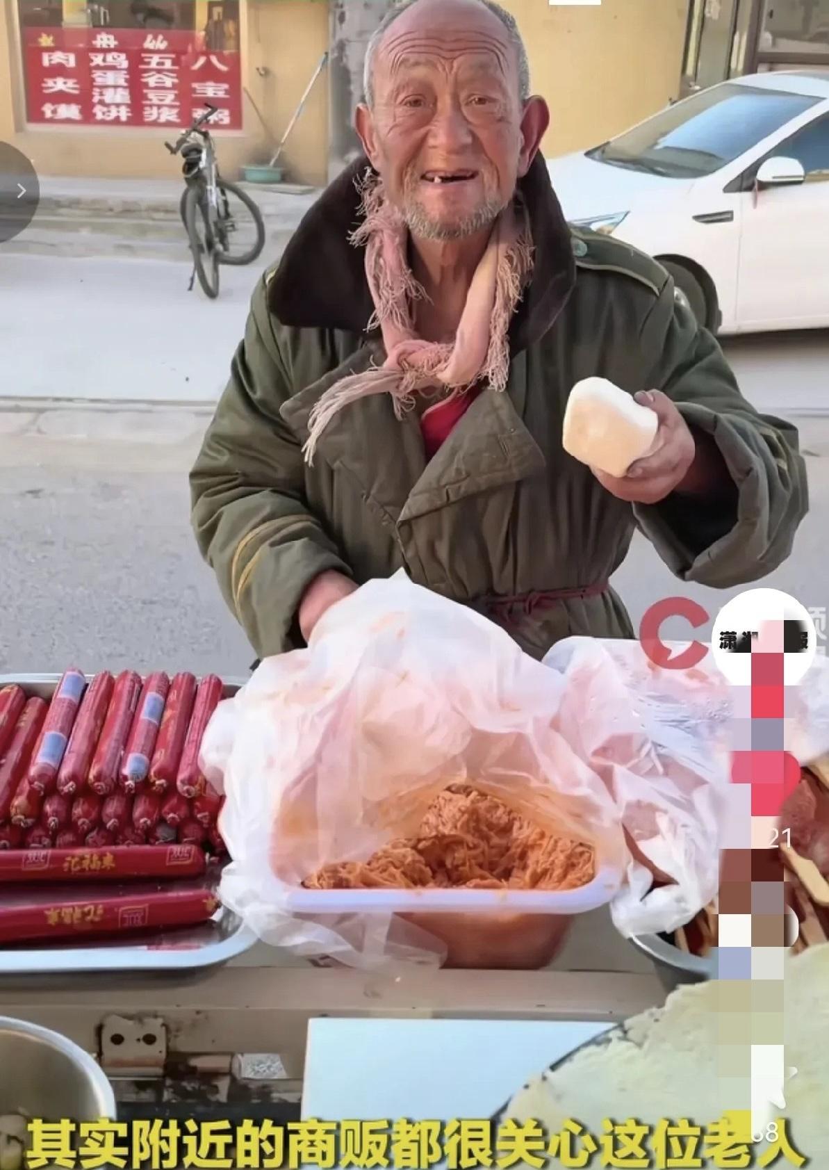 破防了！山东潍坊一个高三男生，默默给校门口智力缺陷的老爷爷送了3年烤肠，毕业前怕