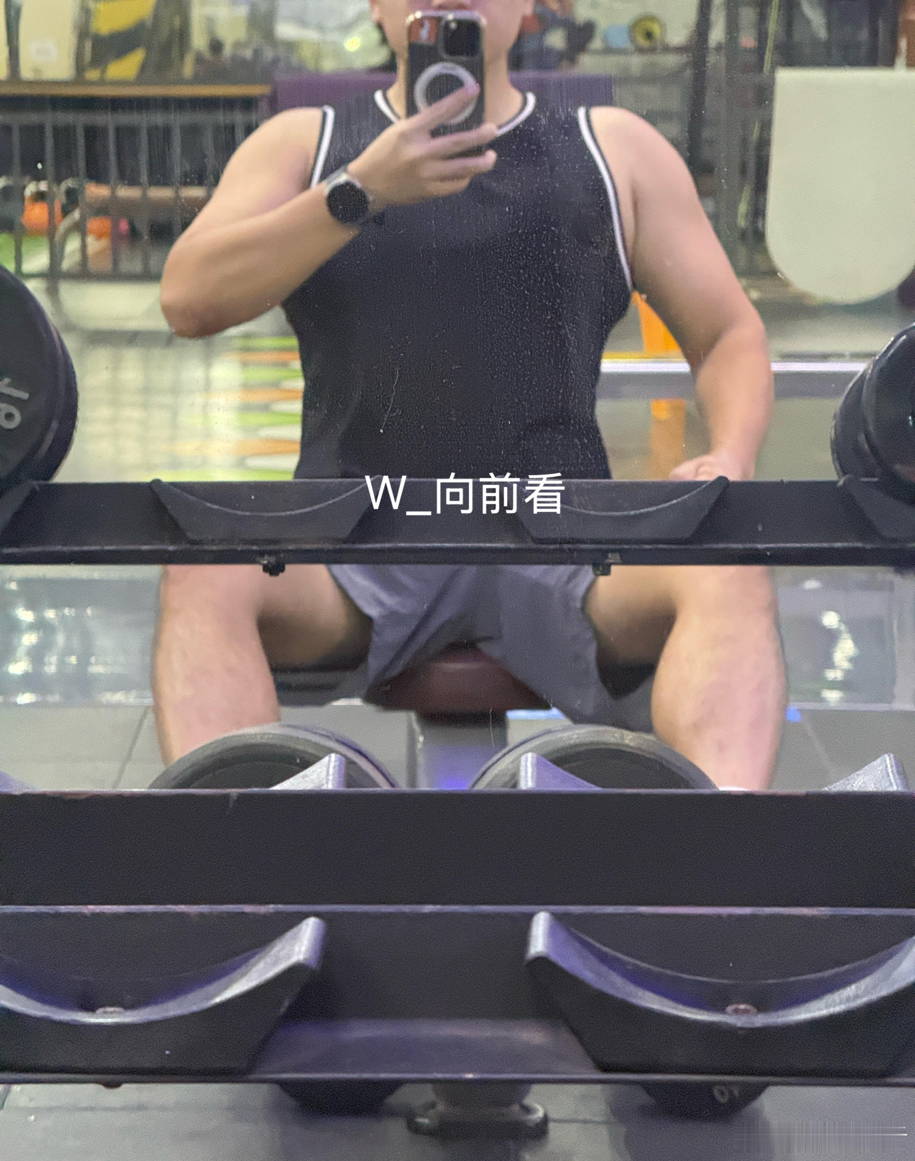 因为左肩还是有一点点疼，所以今天就很轻的重量去练了两组，然后30分钟有氧爬坡，接