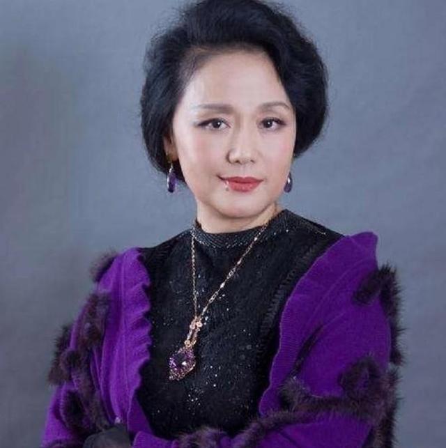 1979年，饰演潘金莲的廖学秋因为拍戏，和老公分别了六个月，她归心似箭，往家赶，