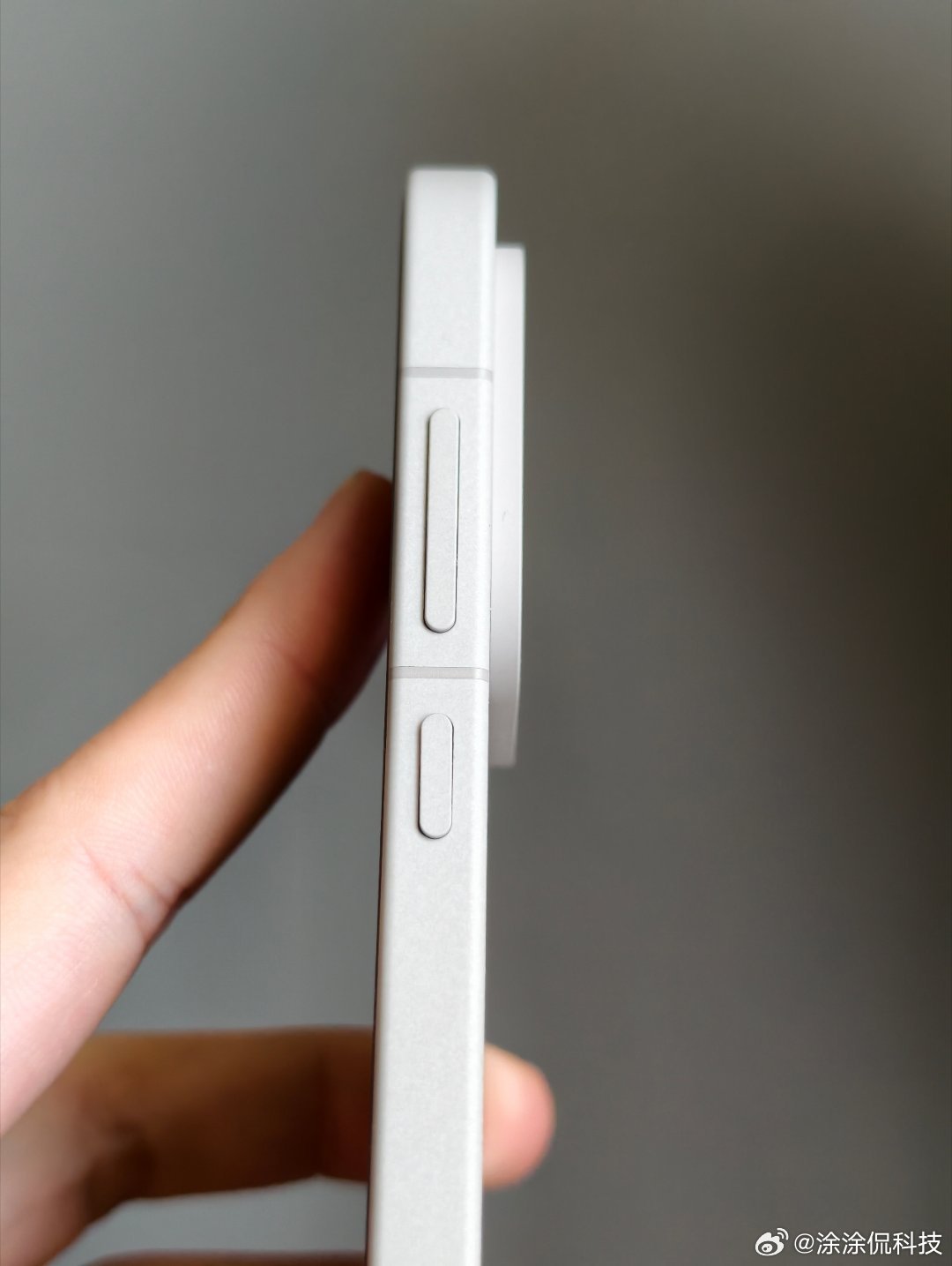 一加15上这个航天级别的纳米瓷金属材料确实不赖，我觉得可以算得上一加在材料探索上