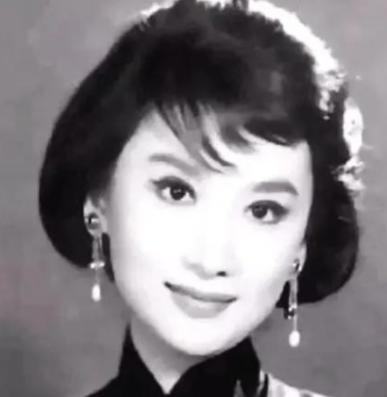 1916年，于凤至嫁给张学良。新婚夜，她对张学良说：“不许在外边沾花惹草。”张学