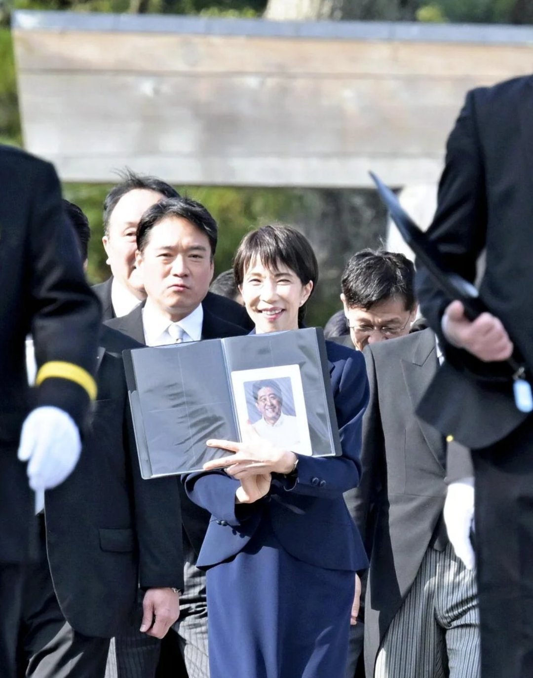 禁止所有两用物项对日本军事用途出口让高市早苗带着安倍晋三的遗像去拜鬼社吧，看看鬼