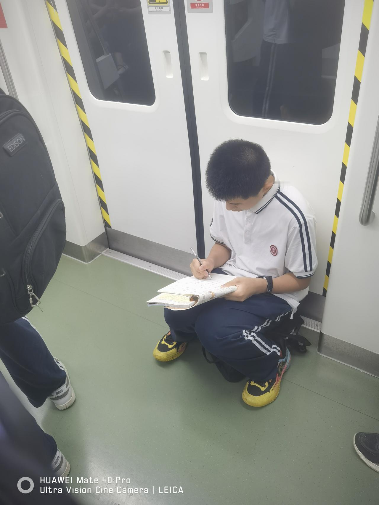早上7：06分在西安地铁4号线偶遇一位参加中考的学生，利用坐地铁时间复习功课，为