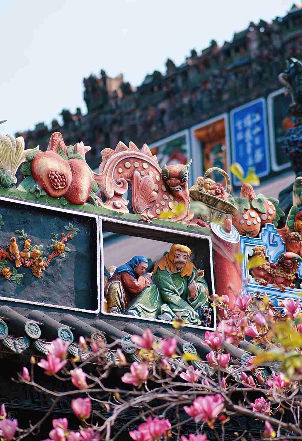 广州陈家祠的玉兰花是真能打！春节过来玩，人多到吓一跳，到门口才知道票早没了，大喇