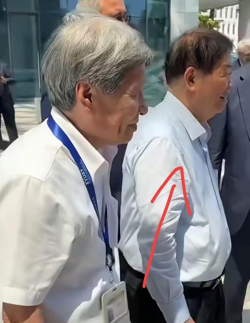 我朋友在福耀集团上班，
跟我说了一句实话，
我才明白曹德旺突然要卸任给儿子，她说