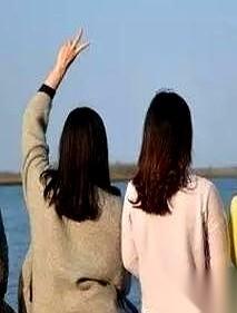 小妯娌茶杯一放，轻飘飘一句：“我退休金，一个月八千五。”
我正往碗里夹红烧肉的筷