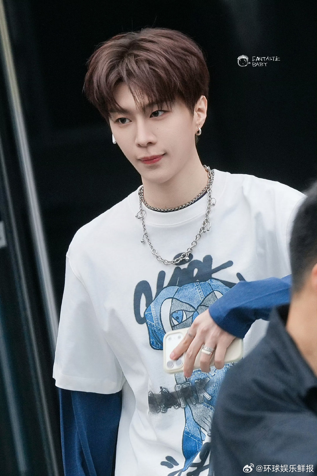 范丞丞hi6上班男大即视感你好星期六今日上班路透鲨疯！简约穿搭尽显青春元气，活脱